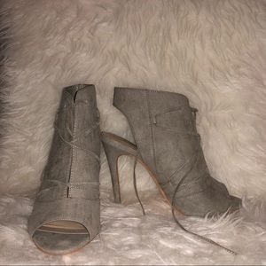 [BRAND NEW] heeled booties